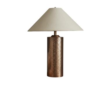 Lampe de table en bronze martelé, métal et abat-jour noir vintage, éclairage moderne pour chambre à coucher, chevet, commode, bureau, lecture, décoration - Product Image 3