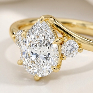 Bague de fiançailles et de mariage asymétrique en or jaune 10 carats avec accent latéral en forme de poire 1 carat, sertie en cluster CVD, courbe élégante et 6 griffes - Product Image 3
