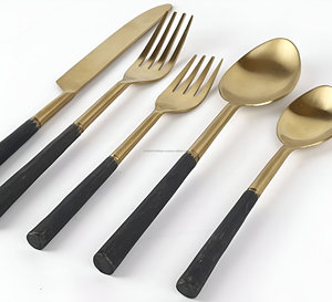 Ensemble de 5 couverts de luxe en métal avec manche en or noir deux tons, couteau à dîner, fourchette et cuillère - Product Image 2