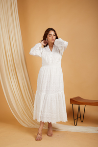 Exquisito Vestido Midi Blanco con Bordado de Ojales, Cuello en V Favorecedor, Cintura Fruncida y Dobladillo Escalonado, de Algodón, Estilo Boho Casual - Product Image 3