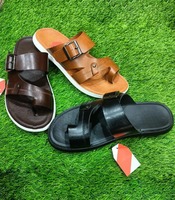 Pantoufles en cuir PU pour hommes Sandales décontractées à enfiler avec semelle en PU souple Sandales à la mode pour hommes avec logo personnalisé Vente en gros d'été