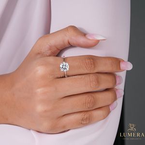 Bague de fiançailles classique solitaire avec pierre ronde taille brillant en or blanc pour femme - Fabricant de bijoux sur mesure - Product Image 2