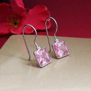 Hermosos y Elegantes Pendientes Cuadrados Rosados Brillantes de Plata de Ley 925 con Piedras Preciosas para Mujeres y Niñas - Product Image 1