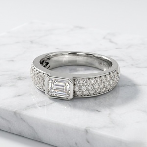 Bague solitaire émeraude 1,00 carat avec diamants pavés - Product Image 1