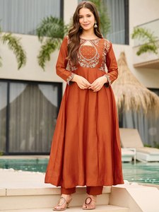 Elegante conjunto de kurta recta hasta la pantorrilla de tela Vichitra. Tela para kurta: Vichitra. Largo de la kurta: 52 pulgadas. - Product Image 6