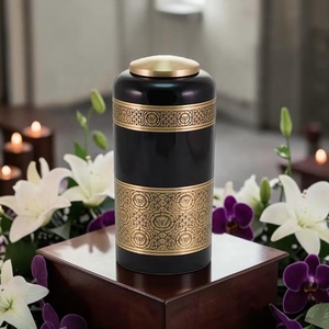 Urna de Metal Regal con Diseño de Banda Ornamental, Acabado Negro y Dorado, Florero Decorativo Conmemorativo con Tapa Segura - Product Image 4