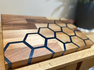 Planche à découper en bois d'acacia écologique et résine époxy, artisanale de qualité supérieure, idéale pour la charcuterie, les fromages, le pain et une table élégante - Product Image 5