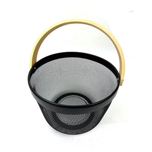 Panier à fruits en maille le plus vendu avec poignée en bois, design ouvert permettant de voir instantanément quand il est temps de repasser en stock de fruits ou de collations - Product Image 1