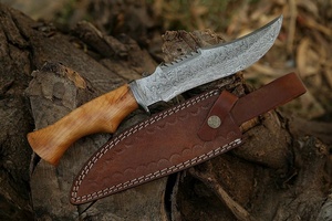 Couteau Bowie artisanal en acier Damas d'A&M ENTERPRISES, manche en bois, qualité industrielle, pour le camping, la survie et la chasse professionnelle. - Product Image 1