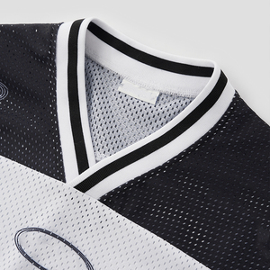 Camiseta de Fútbol Sublimada Unisex Gris con Cuello en V, Manga Corta, Malla Transpirable, Absorbe la Humedad, 100% Poliéster, Color Sólido Regular - Product Image 4