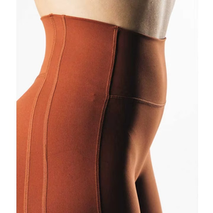 Shorts de yoga taille haute pour femmes, couleur rouille, respirants, en tissu extensible Spandex, pour la gym et l'entraînement, design élégant - Vente en gros - Product Image 3