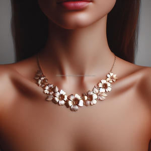 Collares y colgantes artesanales Aloha Essence que reflejan la tradición Hawaiana - Product Image 3