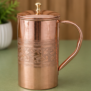 Carafe en cuivre avec bande florale gravée, finition brillante de qualité supérieure, pour bien-être ayurvédique, avec couvercle de protection intégré et élégant en laiton - Product Image 5