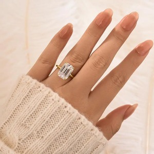 Bague de fiançailles solitaire en moissanite taille émeraude 925 plaquée or 5,0 carats, style vintage, vente en gros - Product Image 3