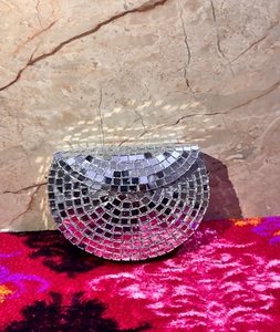 Magnifique pochette en résine Kundan avec bordure en métal, pochette pour femme pour soirée, de f s international - Product Image 2