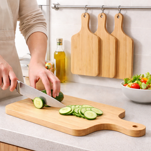 Planche à découper en bois massif de haute qualité, épaisse, à grain de bois apparent, pour usage professionnel en cuisine, robuste et résistante. - Product Image 2