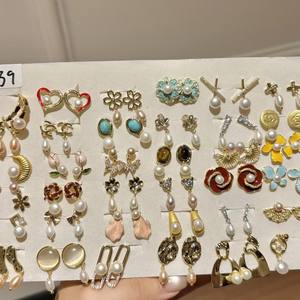 Juego de Joyería de Moda Versión Coreana, 36 Pares de Aretes de Unicornio, Mariposa y AMOR, Fabricante de Comercio Exterior - Product Image 3