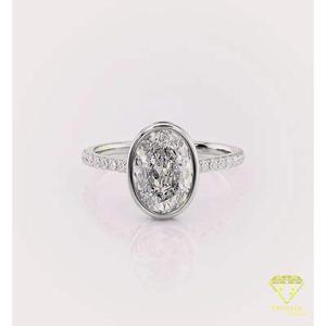 Bague de fiançailles minimaliste en or jaune avec diamant de laboratoire taille ovale serti clos et bande pavée de diamants, bague de mariage solitaire - Product Image 1