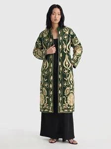 Elegante Chaqueta Larga de Terciopelo Verde Bordada con Diseño Floral Estilo Bohemio, Cuello Alto y Manga Larga para Mujer, Ropa de Invierno - Product Image 4