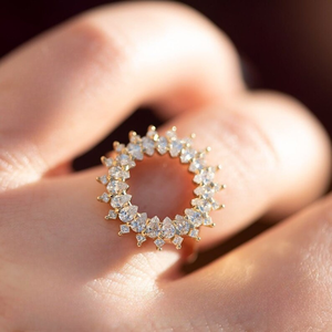 Bague élégante en or massif, forme ronde, avec diamants blancs taille poire et taille princesse sertis à griffes, motif cercle ouvert, pour femme, idéale pour les soirées. - Product Image 5