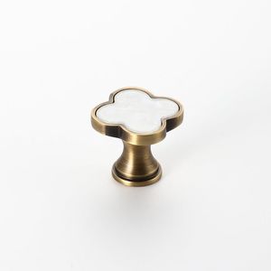 Perilla moderna redonda de resina negra con base de latón acanalado para cajón de gabinete, fácil de empujar o tirar, perilla de latón personalizable para cajón. - Product Image 2