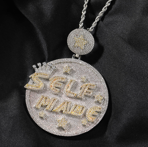 Pendentif Médaille Rond XXL en Argent 925 Personnalisé avec Lettre Gravée SELF MADE, Micro-Pavé de Moissanite Luxe Bling, Style Hip Hop pour Homme - Product Image 1