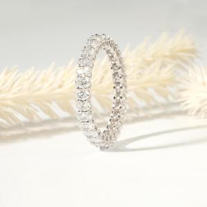 Bague d'éternité de luxe en or massif jaune et blanc avec diamants taille ovale, sertie sur toute la surface, pour mariage, couleur E, à griffes partagées, bijoux fins - Product Image 4