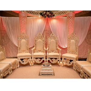 Ensemble de chaises de mandap pour mariage, design dernier cri, pour cérémonie de mariage hindou, chaises de mariée, chaises de mandap à assise basse, très demandées, en vente. - Product Image 1