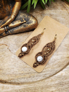 Boucles d'oreilles pendantes en howlite blanche faites à la main, cordon marron, style bohème, perles dorées, bijoux artisanaux pour femmes - Product Image 3