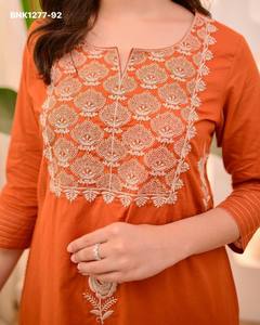 Kurti-Pant y Mul Dupatta de Algodón 60*60 con Bordado Naranja, Diseño Moderno para Uso Casual, Proveedor de la India - Product Image 2