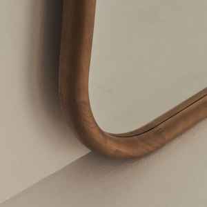 Miroir sur pied asymétrique en bois, fait main, écologique, design horizontal, forme naturelle courbée, style moderne minimaliste - Product Image 3