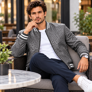 Chaqueta Bomber de Cuero para Hombre, Gris con Estampado de Piel de Avestruz, Cuello Universitario y Cierre de Cremallera para un Estilo Urbano Elegante - Product Image 6