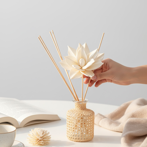 ดอกไม้โซล่าทำมือจากไม้ดอกบัวที่ยั่งยืน ขนาด 8.5 ซม. พร้อมก้านไฟเบอร์จากพืชเซสบานีอา - Product Image 4