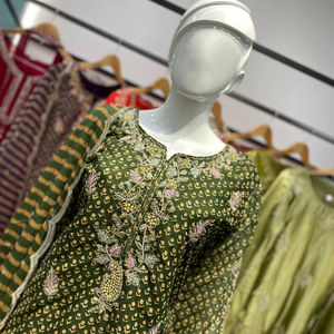 Kurti Chinon Estampado con Bordado Delantero y Trasero y Adornos de Diamantes, Conjunto Étnico para Mujer con Sarara a Juego y Dupatta con Bordado en el Borde - Product Image 1