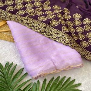 Sari de Chifón Lavanda VASTRA COTTAGE con Impresión Elegante en Foil y Caída Ligera y Fluida - Product Image 1