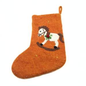 Chaussette de Noël artisanale en feutre de laine marron écologique avec motifs personnalisables - Décoration suspendue pour les fêtes - Product Image 2