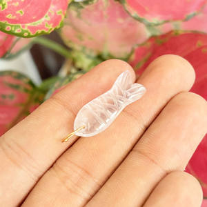 Pendentif poisson en quartz transparent sculpté à la main, breloque animale en cristal naturel avec passant doré pour la fabrication de bijoux et colliers - Product Image 4