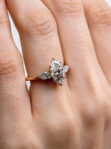 Bague de fiançailles de luxe en or 18K/14K/10K avec diamant taille marquise de 2,00 ct, bague de mariée trois pierres, bijoux fins personnalisés en gros - Product Image 2