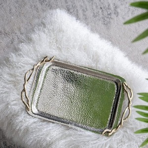 Plateau de service rectangulaire en métal martelé avec poignées en forme de branche dorée, vaisselle moderne de luxe faite à la main - Product Image 4