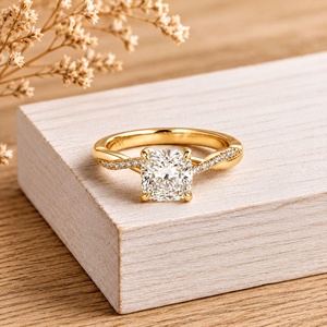 Bague de fiançailles en or massif 10K 14K 18K avec diamant de laboratoire taille coussin de 2 carats et diamant taille rond de 0,29 carat, sangle fendue en E et pavé - Product Image 1