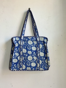 Sac fourre-tout matelassé à imprimé floral bleu, en tissu de coton, design à panneaux, style bohème, ouverture supérieure, sac de shopping toutes saisons - Product Image 1