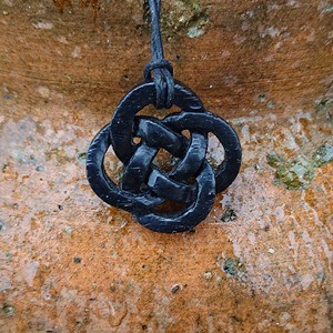 Collier avec pendentif en nœud celtique en bois, finition naturelle, bijoux faits à la main pour hommes et femmes - Product Image 4