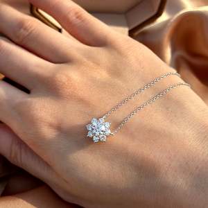 Deslumbrante Collar Elegante con Diamante de Corte Redondo en Forma de Copo de Nieve, 1.03 Ct D VVS, Diamante Cultivado en Laboratorio en Oro Blanco de 18K, para Bodas y Fiestas - Product Image 4