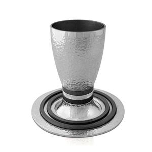 Verres à vin en argent martelé au design tendance, plateau en métal émaillé noir, écologique, durable, art moderne, unique, religieux - Product Image 1