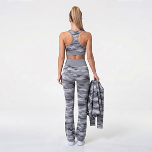 OEM/ODM Ensemble de sport imprimé 3 pièces pour femme : Leggings évasés, Brassière de sport et Veste courte ; Ensemble de yoga imprimé camouflage avec legging évasé et haut court pour femme - Product Image 6
