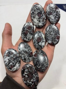 Rubis naturel ovale cabochon poli, pierre précieuse non montée pour la création de bijoux - Product Image 1