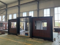 Villa modulaire extensible de luxe personnalisée avec un design moderne du milieu du siècle pour l'hébergement touristique et la maison d'hôtes