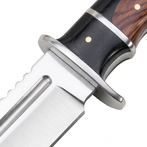 Grand couteau Bowie pour l'extérieur, couteau utilitaire de camping et de chasse avec construction en acier inoxydable, poignée ergonomique et étui - Product Image 6