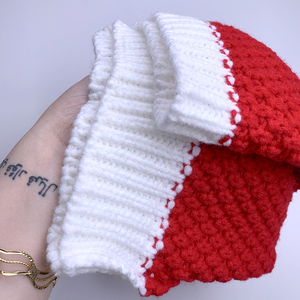 Bonnet de Noël rouge en tricot avec pompon blanc et bord côtelé - Product Image 5