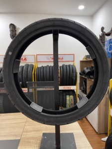 Pneu de scooter sans chambre à air Vietnam KUMATIRE K243A 110/70-14 100/70-17 Sport Touring, 65% caoutchouc naturel, résistant à l'eau - Product Image 3